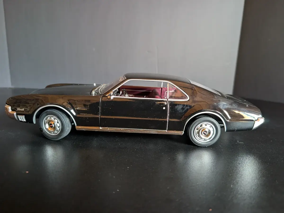 1966 Oldsmobile Toronado 1:18 Road Signature Lucky Die Cast Model