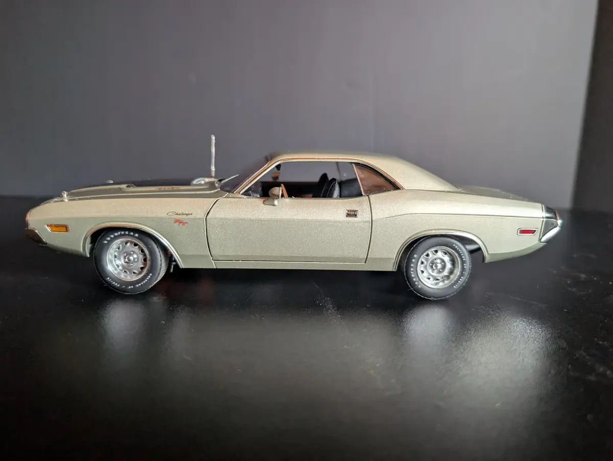 1970 Dodge Challenger R/T 426 HEMI Die-Cast Model