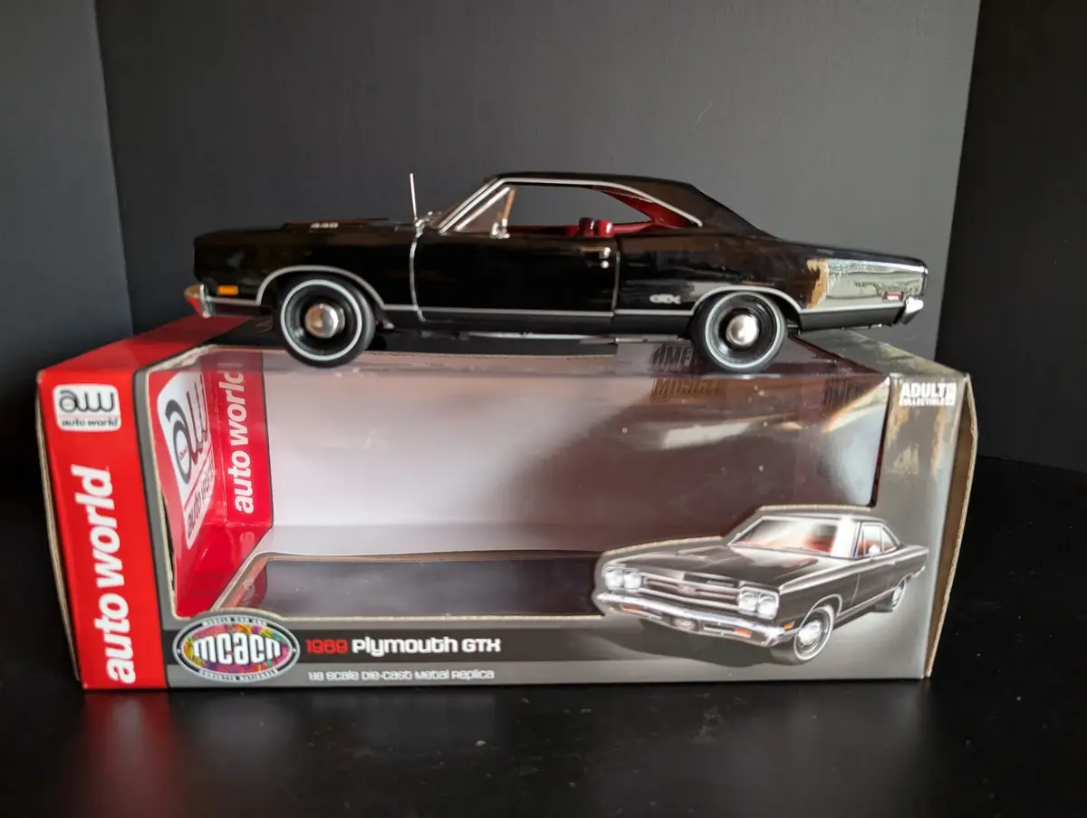 Auto World American Muscle 1969 Plymouth GTX 1:18 Die Cast Model