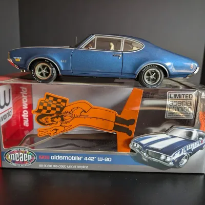 Auto World American Muscle 1969 Oldsmobile 442 W-30 1:18 Die Cast Model