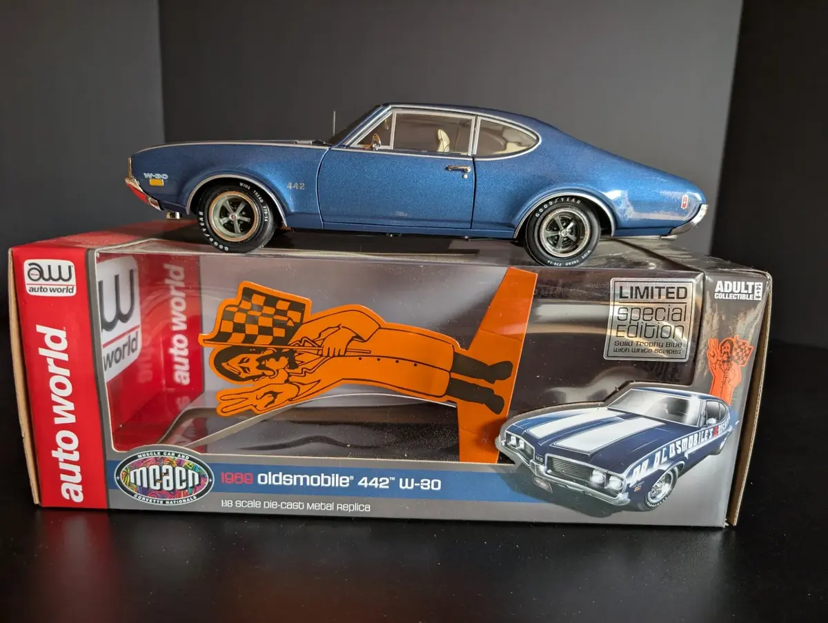Auto World American Muscle 1969 Oldsmobile 442 W-30 1:18 Die Cast Model