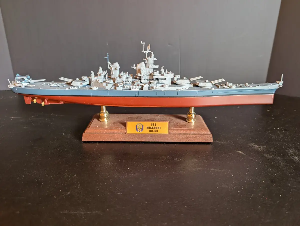 Forces of Valor USS Missouri BB-63 1:700 Scale Battleship Model with Box
