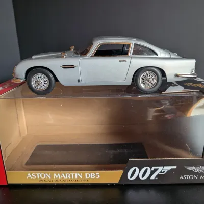 Auto World James Bond 007 Aston Martin DB5 1:18 Die Cast Model with Box