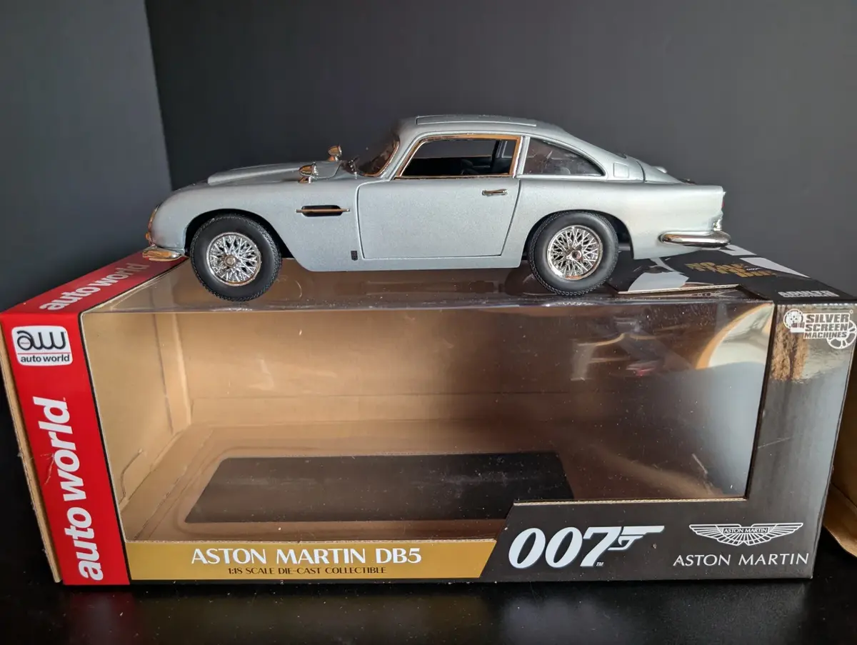 Auto World James Bond 007 Aston Martin DB5 1:18 Die Cast Model with Box