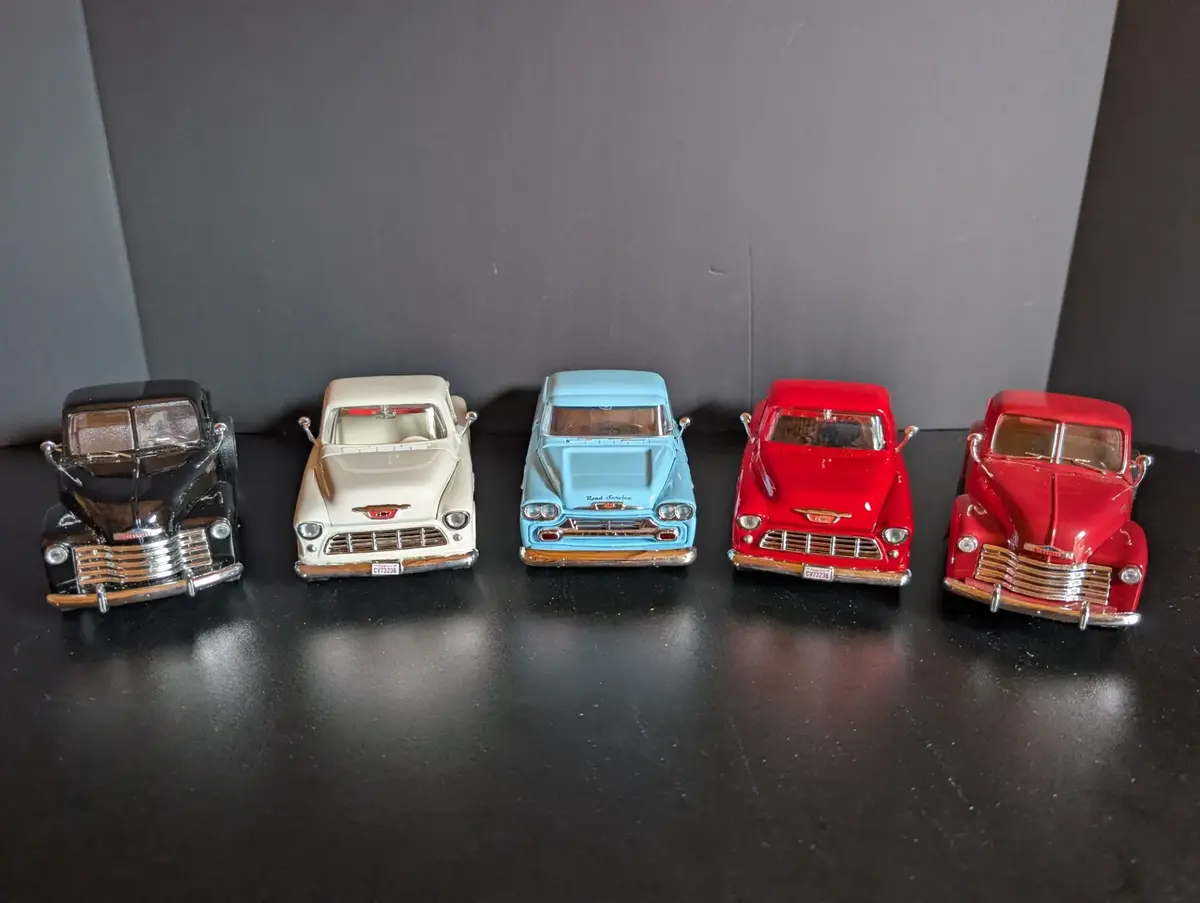 5-Piece 1:24 Scale 1950s Chevrolet Diecast Pickup Truck Collection