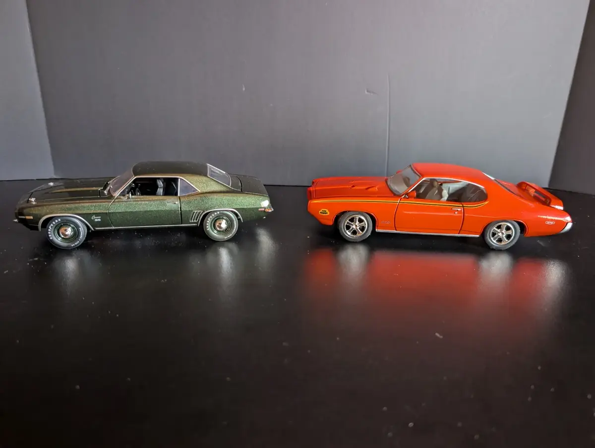 1969 Pontiac GTO Judge & 1969 Chevrolet Camaro SS 1:24 Die-Cast Cars