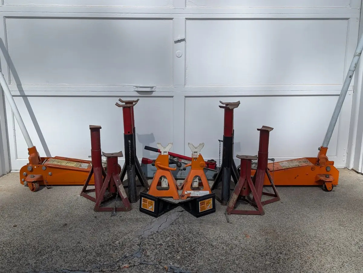 Automotive Jacks, Jack Stands & Wheel Chocks Garage Lot