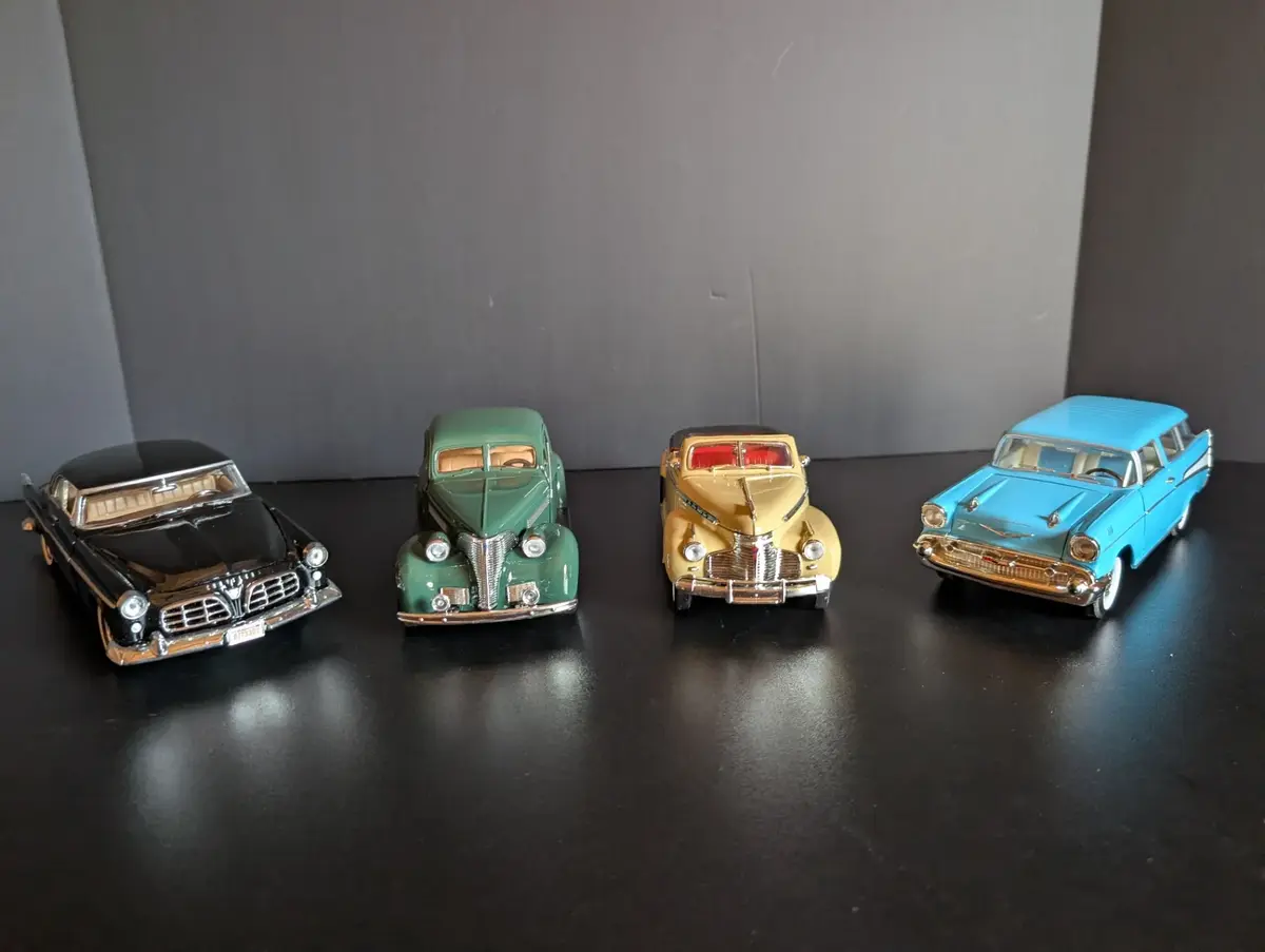 4-Piece 1:24 Vintage Chevrolet & Chrysler Diecast Model Car Lot