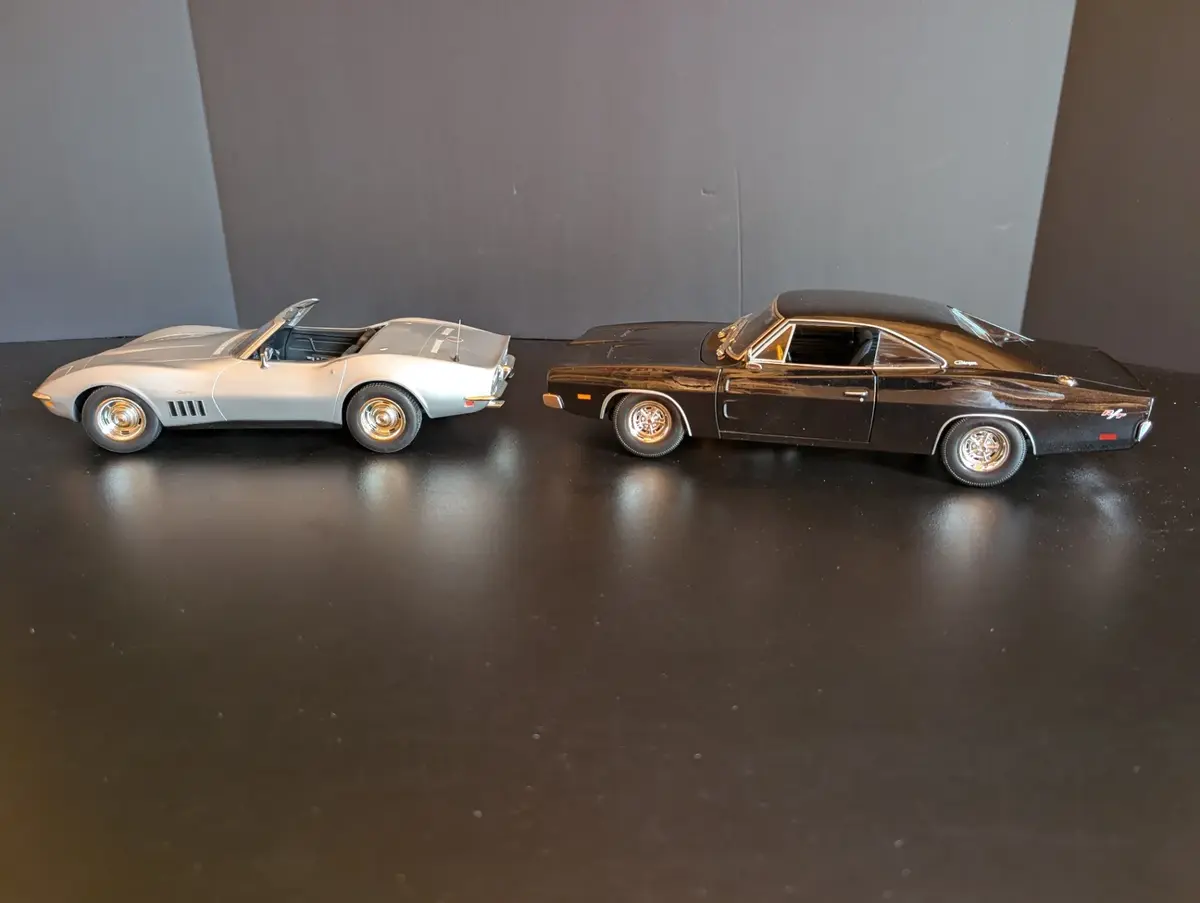 1969 Dodge Charger R/T & 1969 Chevrolet Corvette Stingray 1:18 Die-Cast Models