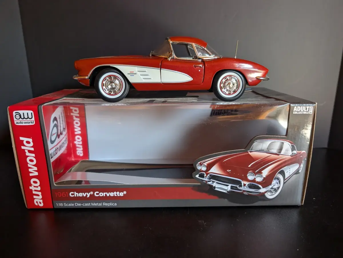 Auto World 1961 Chevrolet Corvette 1:18 Die Cast Model