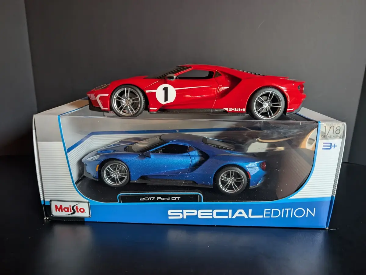 Pair of Maisto Special Edition 2017 Ford GT 1:18 Die-Cast Cars