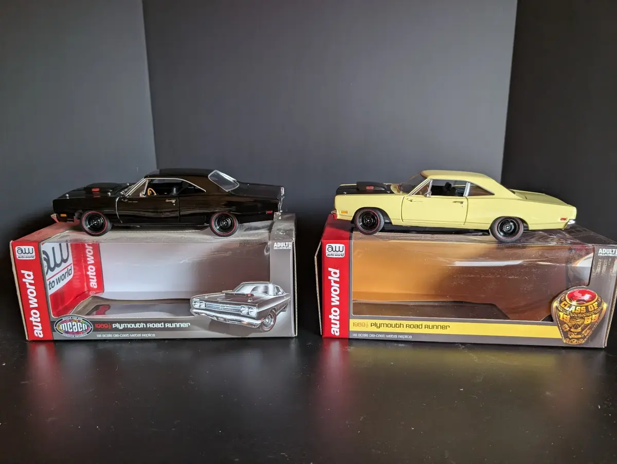 Auto World American Muscle 1969.5 Plymouth Road Runner 1:18 Die Cast Pair