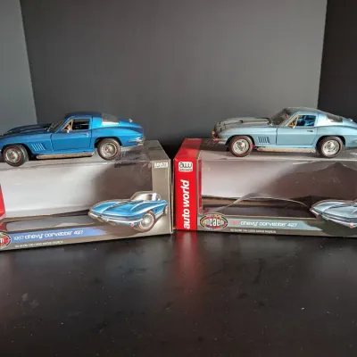 Pair of Auto World American Muscle 1967 Chevrolet Corvette 427 1:18 Die Cast Models