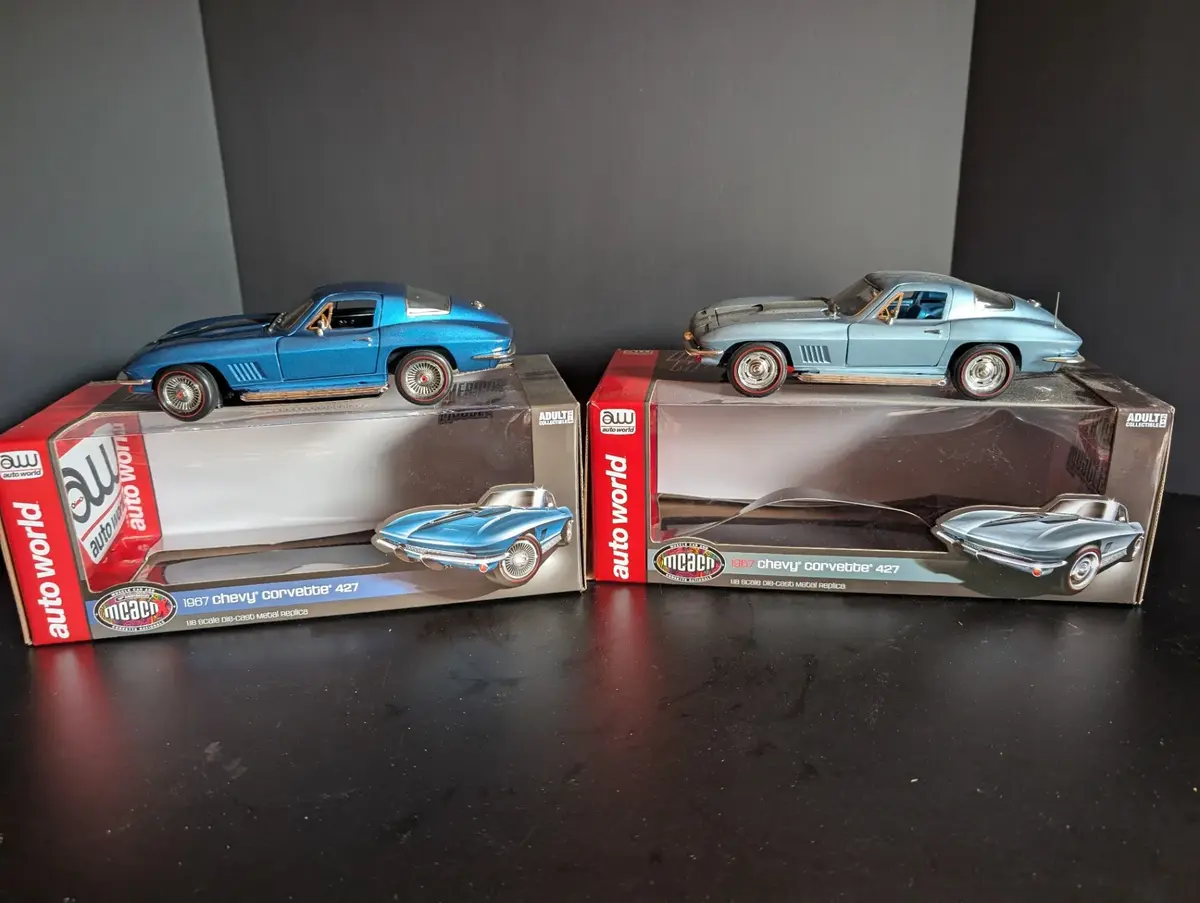 Pair of Auto World American Muscle 1967 Chevrolet Corvette 427 1:18 Die Cast Models