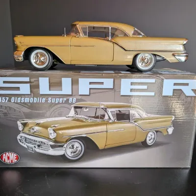ACME 1957 Oldsmobile Super 88 1:18 Diecast Model Car With Box