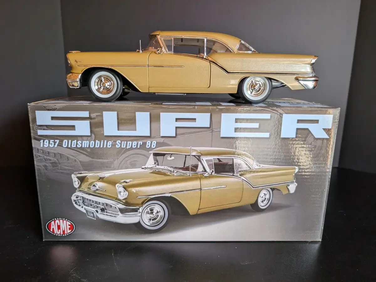 ACME 1957 Oldsmobile Super 88 1:18 Diecast Model Car With Box