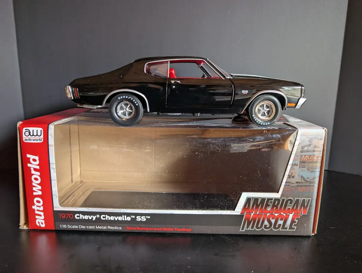 Auto World Muscle Machines 1970 Chevy Chevelle SS 454 1:18 Die Cast Model

