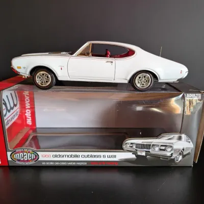 Auto World American Muscle 1968 Oldsmobile Cutlass S W-31 1:18 Die-Cast Model
