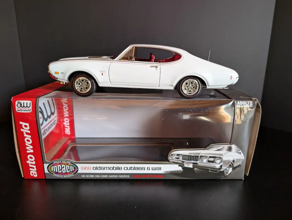 Auto World American Muscle 1968 Oldsmobile Cutlass S W-31 1:18 Die-Cast Model