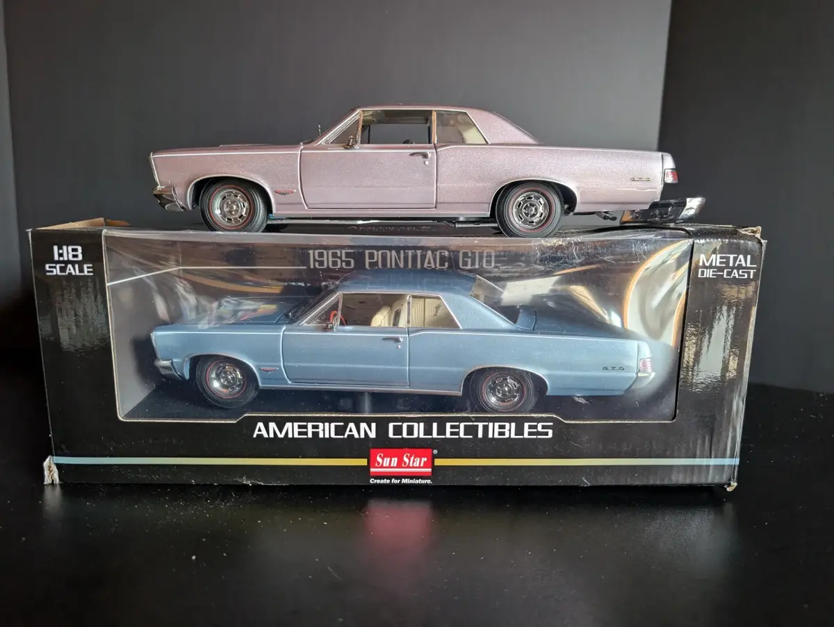 Pair of Sun Star 1:18 Scale 1965 Pontiac GTO Die-Cast Models