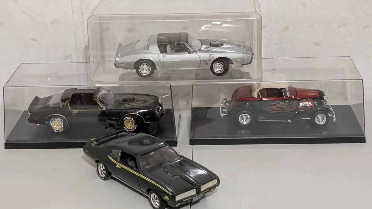 Ertl and Road Signature Die-Cast Cars