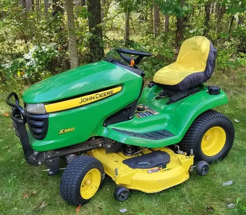 John Deere Lawn Tractor