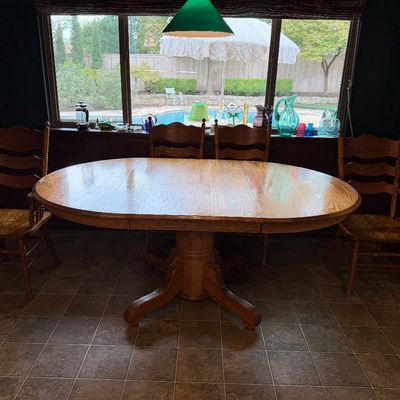 Round oak table with leaf to be oval & 6 chairs. 