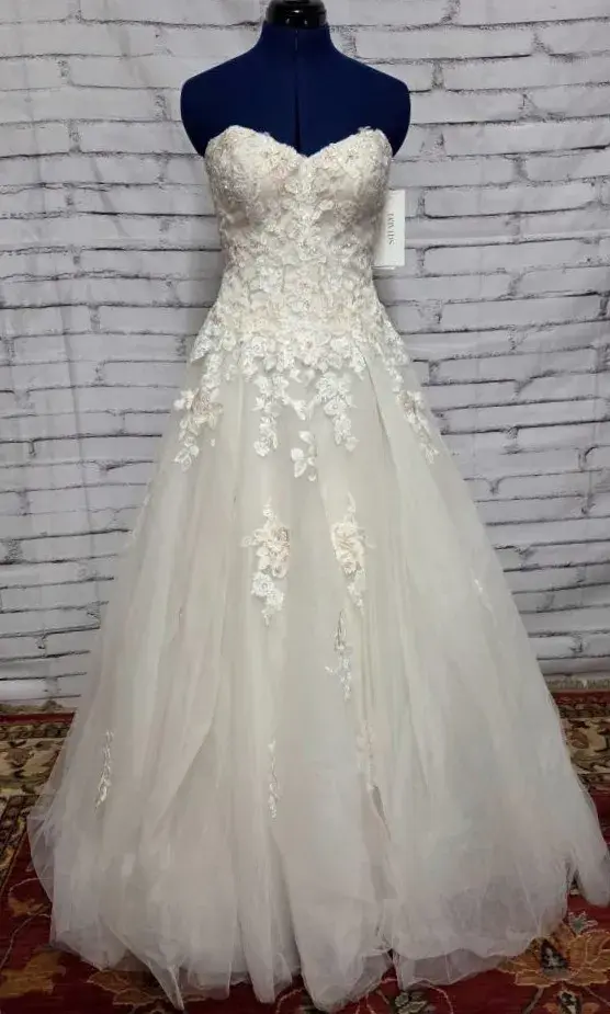 David's Bridal Strapless Wedding Gown- Size 8