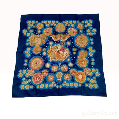 Vintage Hermes Le Roy Soleil Silk Carre 90 in Navy