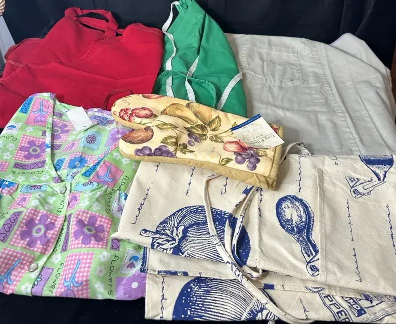 What’s Cookin? - Aprons & Oven Mitt