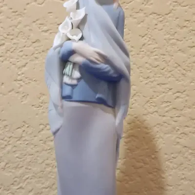 Lladro "Girl With Calla Lilies" Porcelain Figure - #4650, Designed By Vicente Martinez 