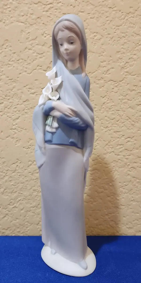 Lladro "Girl With Calla Lilies" Porcelain Figure - #4650, Designed By Vicente Martinez 