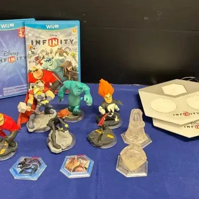 Wii U Disney Infinity - 2 Bases, 8 Figures, Incredibles, Sully, Thor, Avengers, Monsters Inc