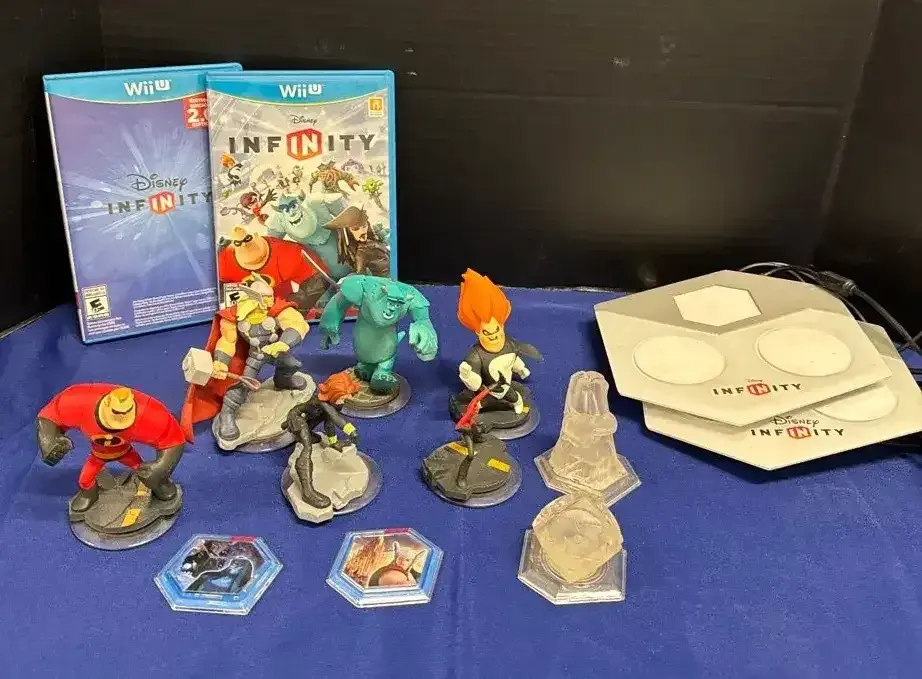 Wii U Disney Infinity - 2 Bases, 8 Figures, Incredibles, Sully, Thor, Avengers, Monsters Inc