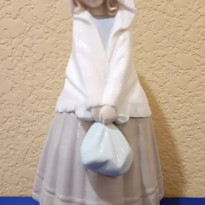 Vtg NAO By Lladro Figurine - Peasant Girl In Shawl Holding Bag, 10.5" Tall