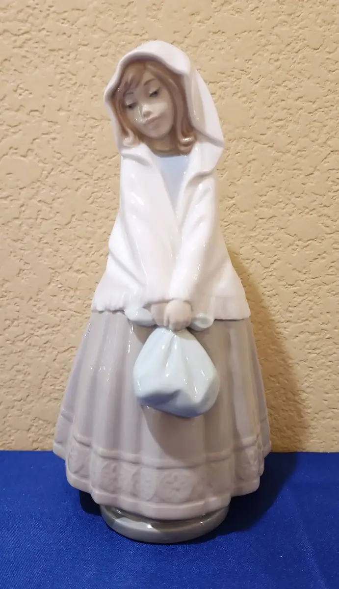 Vtg NAO By Lladro Figurine - Peasant Girl In Shawl Holding Bag, 10.5" Tall