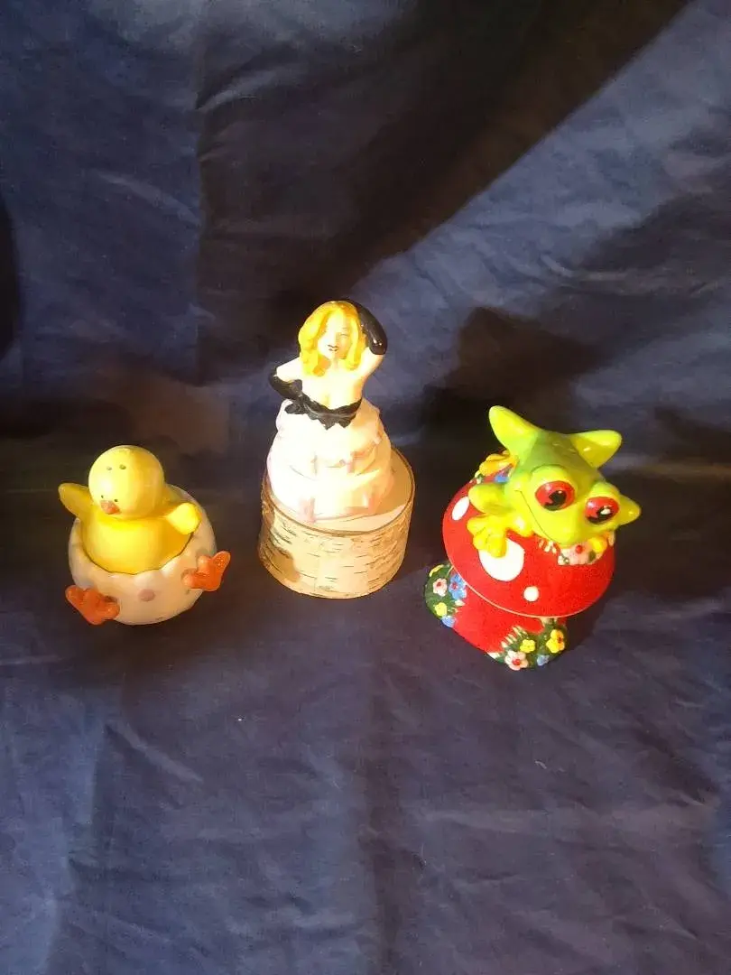 3 Sets Of Salt/Pepper Shakers 