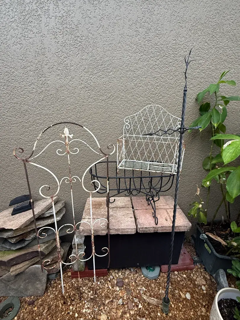 4-Piece Whimsical Metal Garden Décor Collection – Planters, Trellis & Tall Garden Accent