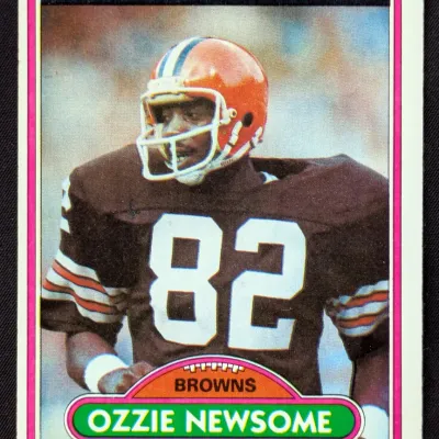 Vintage 1982 Topps Ozzie Newsome Cleveland Browns football card, featuring the tight end in his AFC All-Pro uniform.