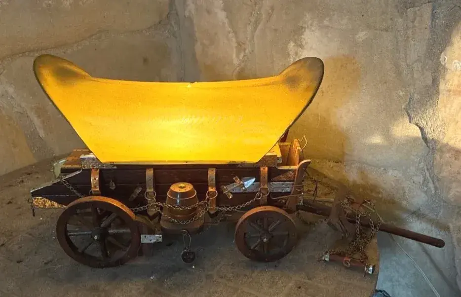 Vintage Handcrafted Covered Wagon Table Lamp