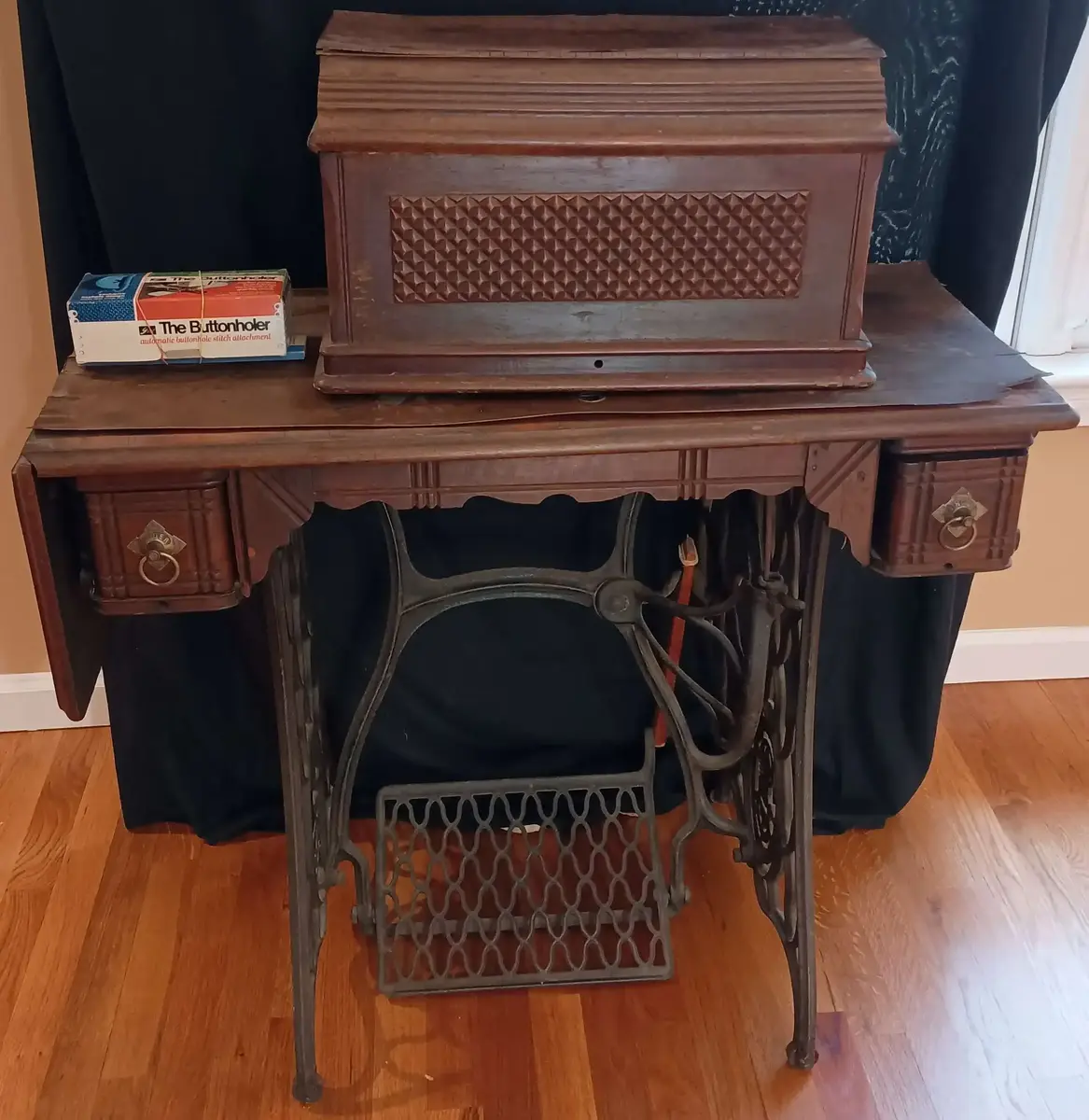 This Singer Sewing Machine Sings Of Antique Glory!