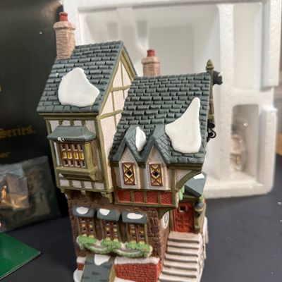 LOT 45: Dept 56 Dickins / Heritage Village Collection The Pied Bull Inn 2nd Ed