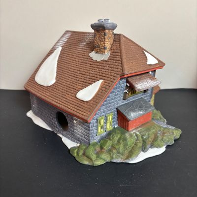 LOT 95: Dept 56 New England Series Pennsylvania Dutch Barn, Bluebird Seed & Bulb, Postern & Platform 2