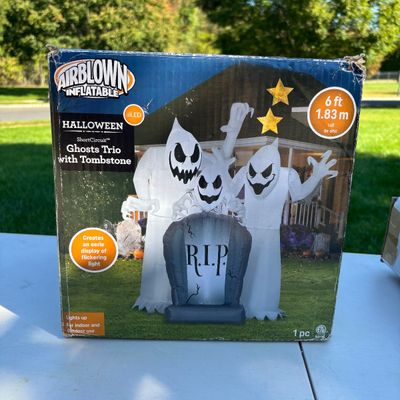 LOT 61: Halloween Inflatable Outdoor Lawn Decorations - 2pcs