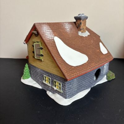 LOT 95: Dept 56 New England Series Pennsylvania Dutch Barn, Bluebird Seed & Bulb, Postern & Platform 2