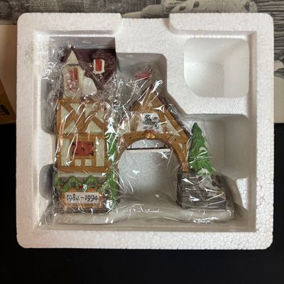 LOT 89: Dept 56 Postern, Town Wall Section & Little Town of Bethlehem