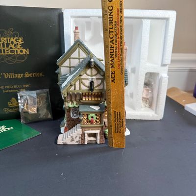 LOT 45: Dept 56 Dickins / Heritage Village Collection The Pied Bull Inn 2nd Ed