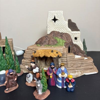 LOT 89: Dept 56 Postern, Town Wall Section & Little Town of Bethlehem