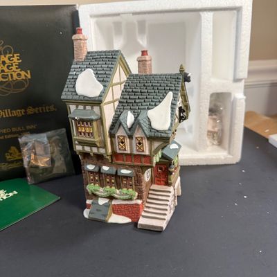 LOT 45: Dept 56 Dickins / Heritage Village Collection The Pied Bull Inn 2nd Ed