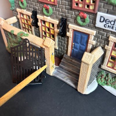 LOT 100: Dept 56 Dickens Village Series Dedlock Arms: 3rd Edition Limited to 1994